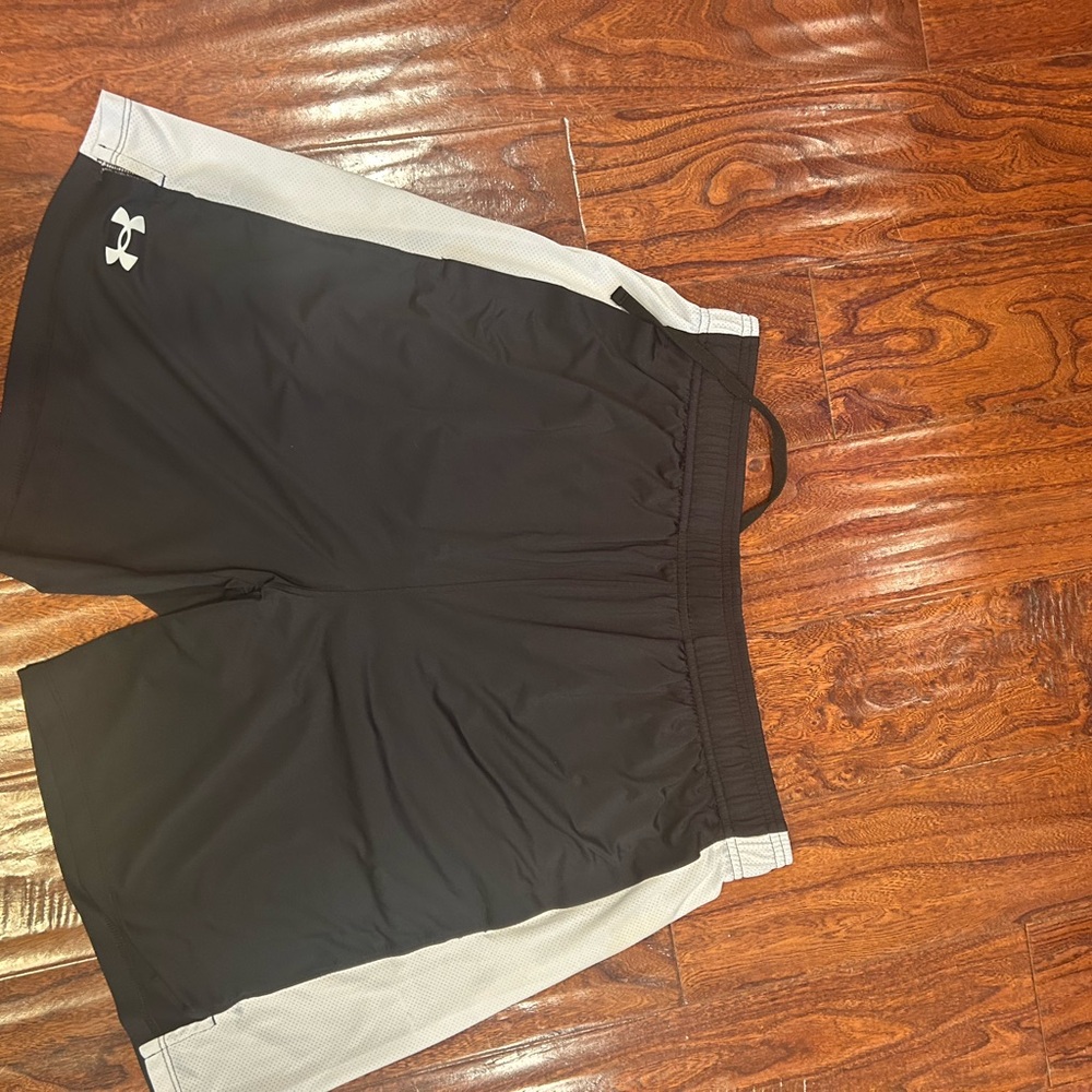2 pairs of Under Armour Men's Black/Red and Black/White shorts - Picture 3 of 3
